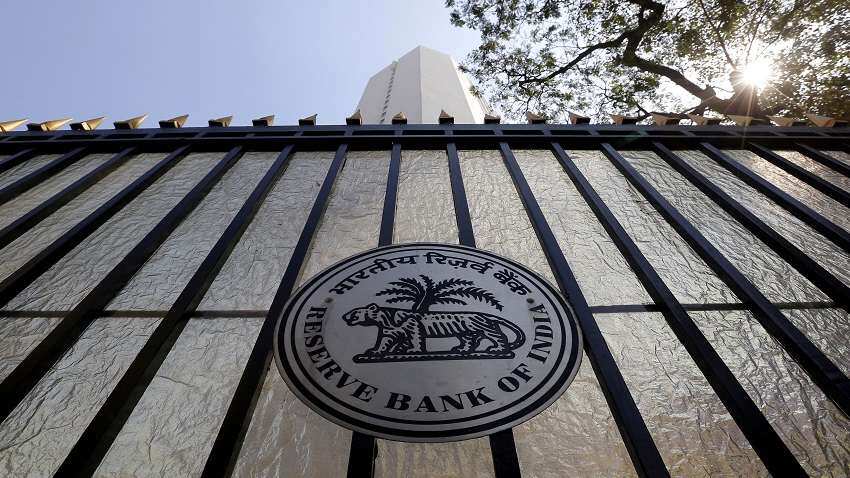 इस बैंक के ग्राहकों को बड़ा झटका, RBI ने खाते से ₹5 हजार से ज्यादा कैश निकालने पर लगाई रोक