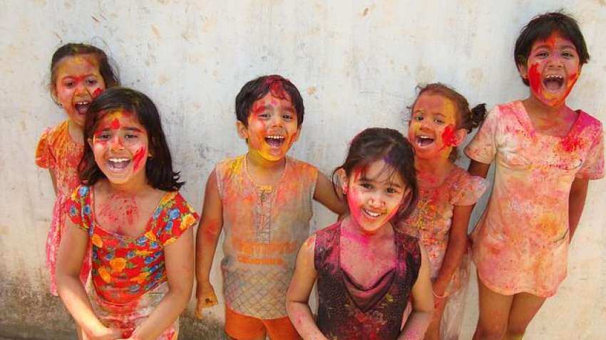 Holi Tips For Children: रंगो के बीच बच्चों की सेफ्टी का रखें ध्यान, अपनाएं ये खास तरीके