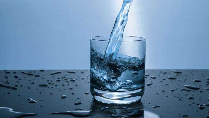 ज्यादा पानी पीना भी सेहत के लिए है खतरनाक! जान लीजिए ये जरूरी नियम वरना खराब हो जाएगी किडनी