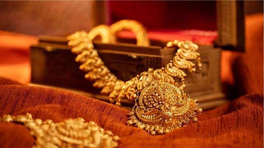 Gold Price Today: आज भी लुढ़का सोना, 22kt गोल्ड खरीदना है तो जान लें बाजार में क्या चल रहा है ताजा भाव