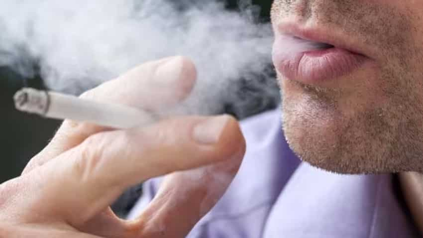 Passive Smoking: दोस्‍त का शौक खतरे में डाल सकता है आपकी जान, जानिए कितनी खतरनाक है सेकंड हैंड स्‍मोकिंग