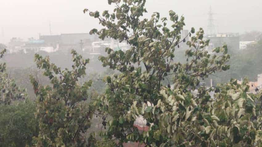 Delhi Weather Update Today: दिल्ली-NCR में बारिश के साथ ओलावृष्टि, तापमान में आई गिरावट