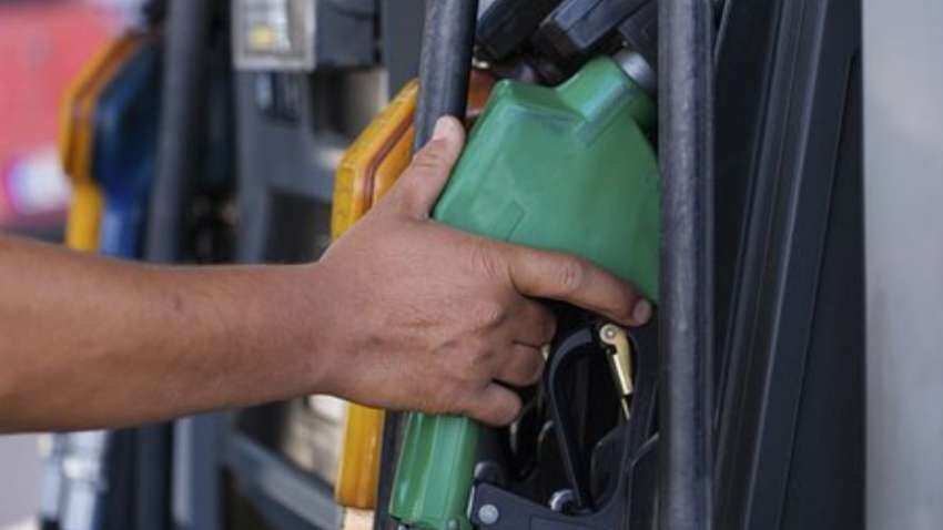 Petrol Price Today: इंटरनेशनल मार्केट में क्रूड का भाव चढ़ा, क्या आपके शहर में पेट्रोल और डीजल हुआ महंगा? चेक कर लें ताजा रेट्स