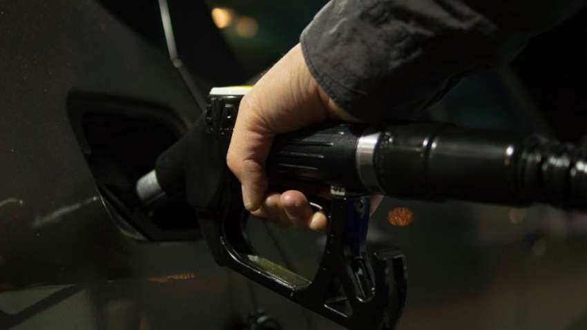 Petrol-Diesel Price Today: कच्चे तेल की कीमतों पर फिर आई गिरावट, क्या पेट्रोल-डीजल की कीमतों पर पड़ा असर? जानिए ताजा रेट्स