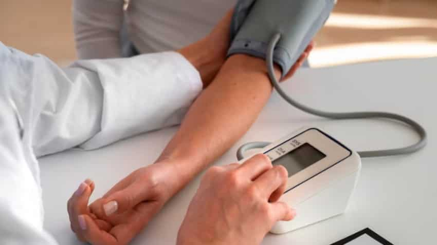 साइलेंट किलर है Hypertension, 46% लोगों को नहीं पता कि वे हाई बीपी के मरीज हैं! जानें लक्षण और कंट्रोल करने के तरीके