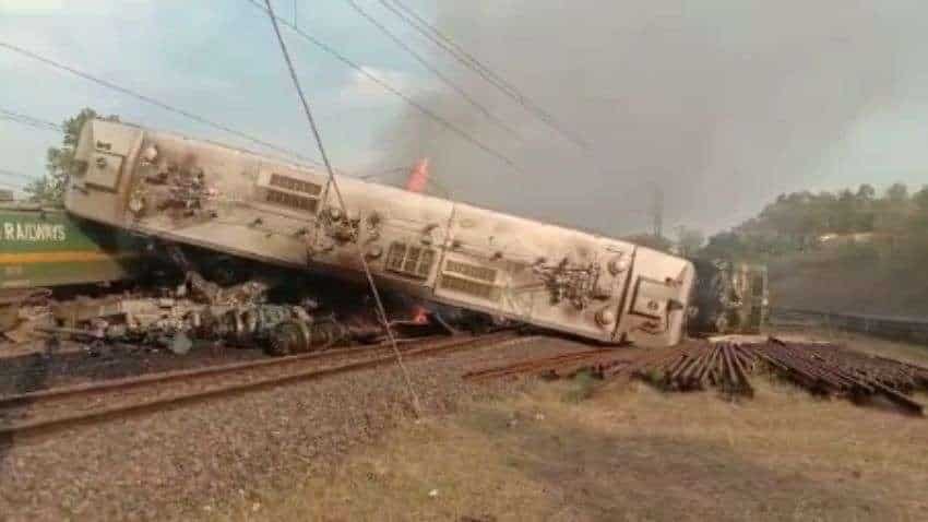 MP Train Accident: सिंहपुर स्टेशन पर पहले से खड़ी ट्रेन में टकराई मालगाड़ी, रेलवे ने कैंसल की कई ट्रेनें, देख लें लिस्ट