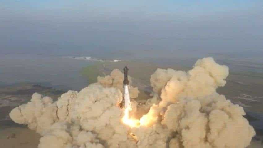 SpaceX Rocket: लॉन्च के 4 मिनट बाद ही स्टारशिप में हुआ ब्लास्ट, हवा में फट गया दुनिया का सबसे शक्तिशाली रॉकेट, देखें वीडियो