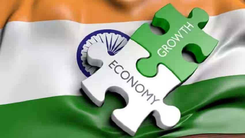 वैश्विक अनिश्चितताओं के बीच सबसे तेजी से बढ़ती भारतीय अर्थव्यवस्था पर सबकी नजर: दीपक पारेख