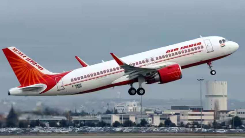पायलट ने महिला दोस्त को दी थी कॉकपिट में एंट्री,DGCA ने एयर इंडिया को भेजा कारण बताओ नोटिस