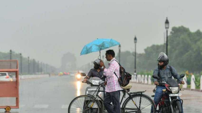 Delhi Rain: मई में आसमान से आग के बजाए बरस रहे बादल, पूरे हफ्ते गरज के साथ बारिश का अनुमान, जानें मौसम का हाल