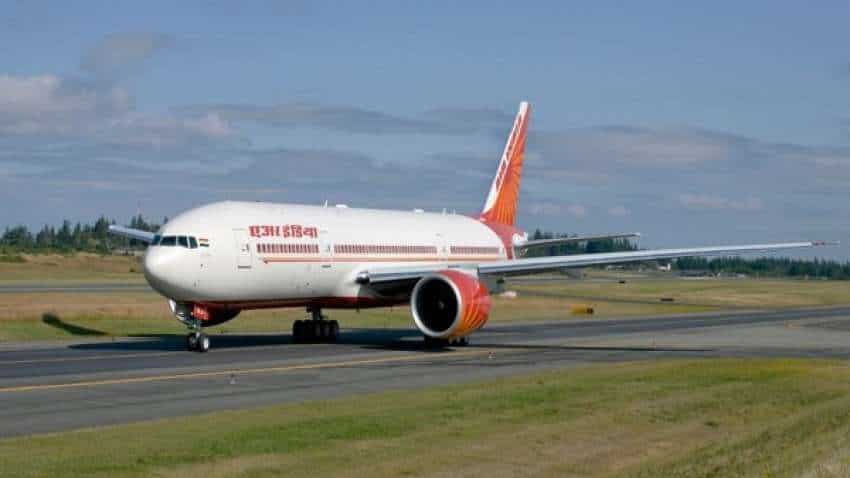 नियमों को ताक पर रखकर महिला मित्र को कॉकपिट में ले गया पायलट, DGCA ने एयर इंडिया पर ठोका 30 लाख रुपए जुर्माना