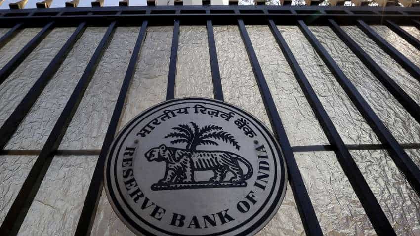 RBI Penalty: SBI समेत 3 बैंकों पर आरबीआई ने ठोका भारी भरकम जुर्माना, क्या होगा ग्राहकों पर असर?