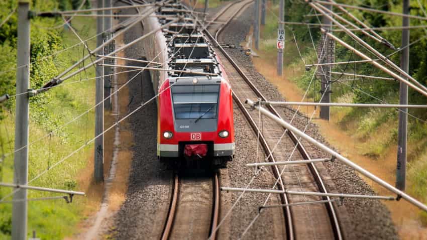 Indian Railways: रेल यात्री ध्यान दें...1 अक्टूबर से कई ट्रेनों के समय में हो रहा बदलाव, देखें लिस्ट