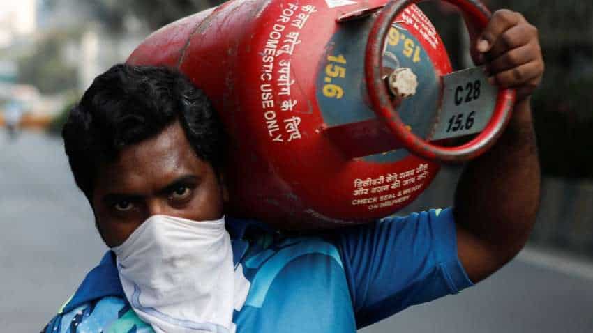 LPG Cylinder Price Hike: अक्टूबर के पहले दिन लगा झटका, कॉमर्शियल एलपीजी सिलेंडर हुआ 209 रुपये महंगा