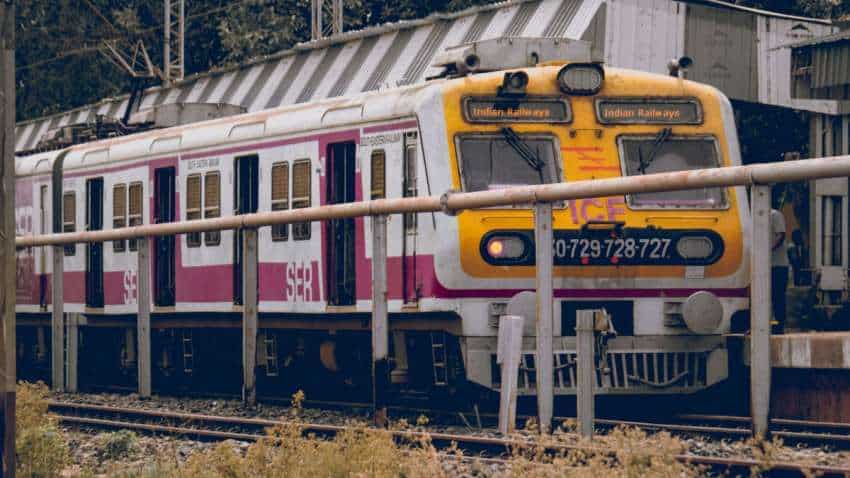 रेल यात्रियों को रेलवे का दिवाली गिफ्ट, इन रूट्स पर चल रही है 36 फेस्टिव स्पेशल गाड़ियां, फटाफट मिल जाएगा टिकट