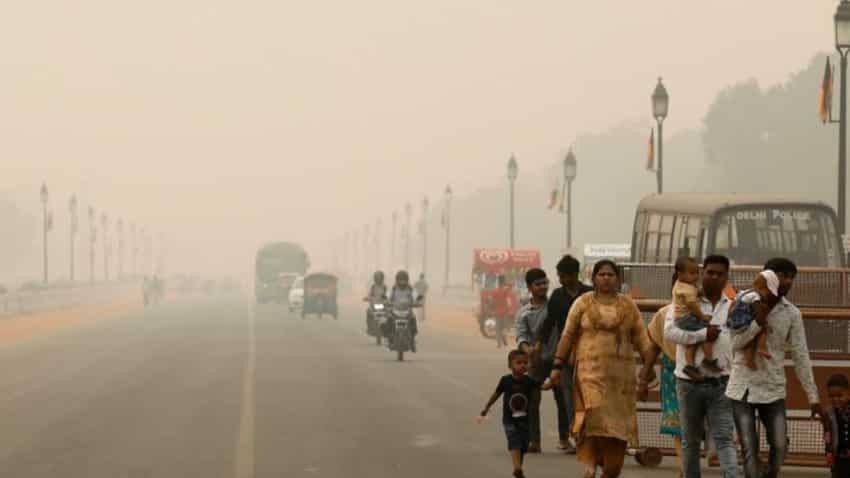 दिल्ली में सांस लेना हुआ दूभर, वायु गुणवत्ता 'गंभीर' श्रेणी में, आनंद विहार का AQI 448