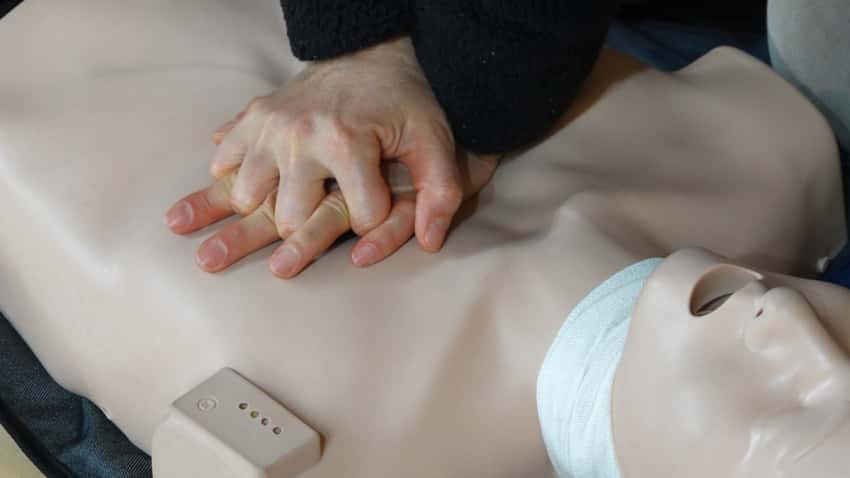 Heart Attack आने पर कैसे बचाएं लोगों की जान, सरकार ने दी 10 लाख से ज्यादा लोगों को CPR तकनीक की ट्रेनिंग- ऐसे करती है काम Heart Attack आने पर कैसे बचाएं लोगों की जान, सरकार ने दी 10 लाख से ज्यादा लोगों को CPR तकनीक की ट्रेनिंग- ऐसे करती है काम