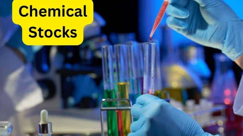 Chemical Stocks के आएंगे अच्छे दिन, इन 4 शेयरों पर लगाएं दांव, मिल सकता है बेहतर रिटर्न Chemical Stocks: रिपोर्ट के मुताबिक, स्पेशिलिटी केमिकल सेक्टर ने बॉटम बना लिया है. महीने दर महीने और तिमाही आधार पर मांग बढ़ने के संकेत हैं.  एप में देखें