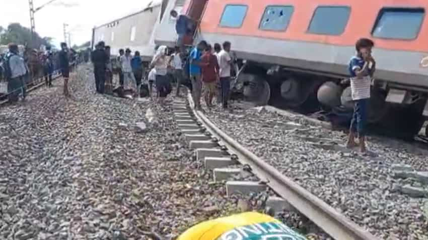 Gonda Train Accident यूपी के गोंडा में बड़ा रेल हादसा बेपटरी हुई चंडीगढ़ डिब्रूगढ़ एक्सप्रेस 1899