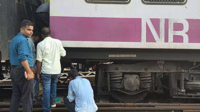 विमान के बाद रेल हादसा, दिल्ली में पैसेंजर ट्रेन का कोच पटरी से उतरा, सभी यात्री सुरक्षित