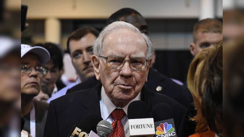 Warren Buffett buys stake in Apple