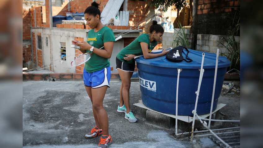 Small towns are still not buying smartphones