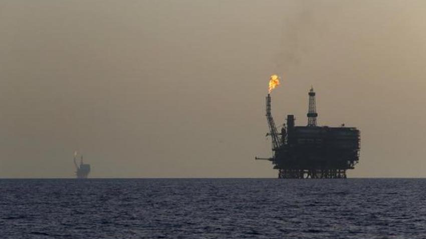 Asian oil prices slip on strong dollar, firm global supplies