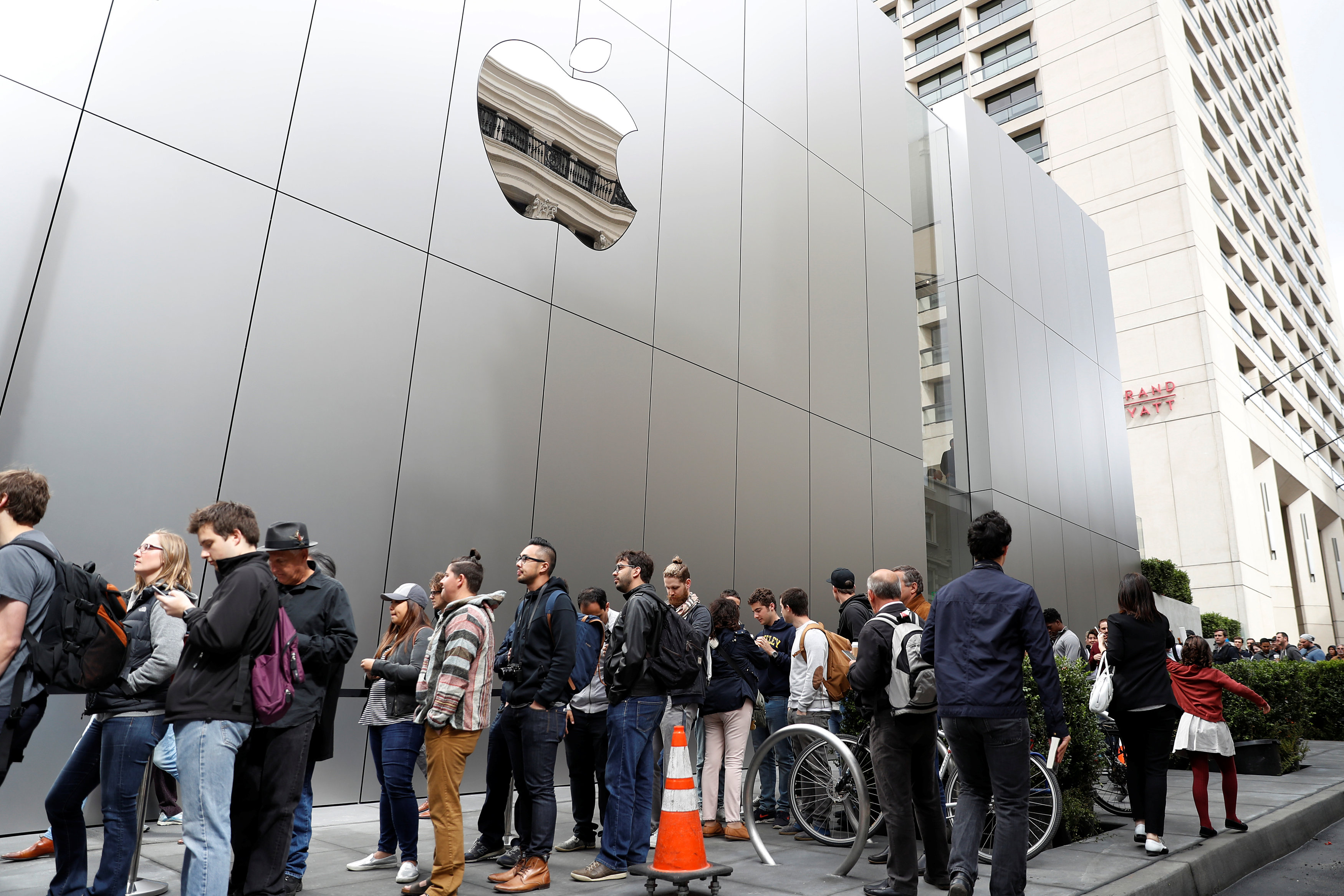 Apple explores charging stations for electric vehicles