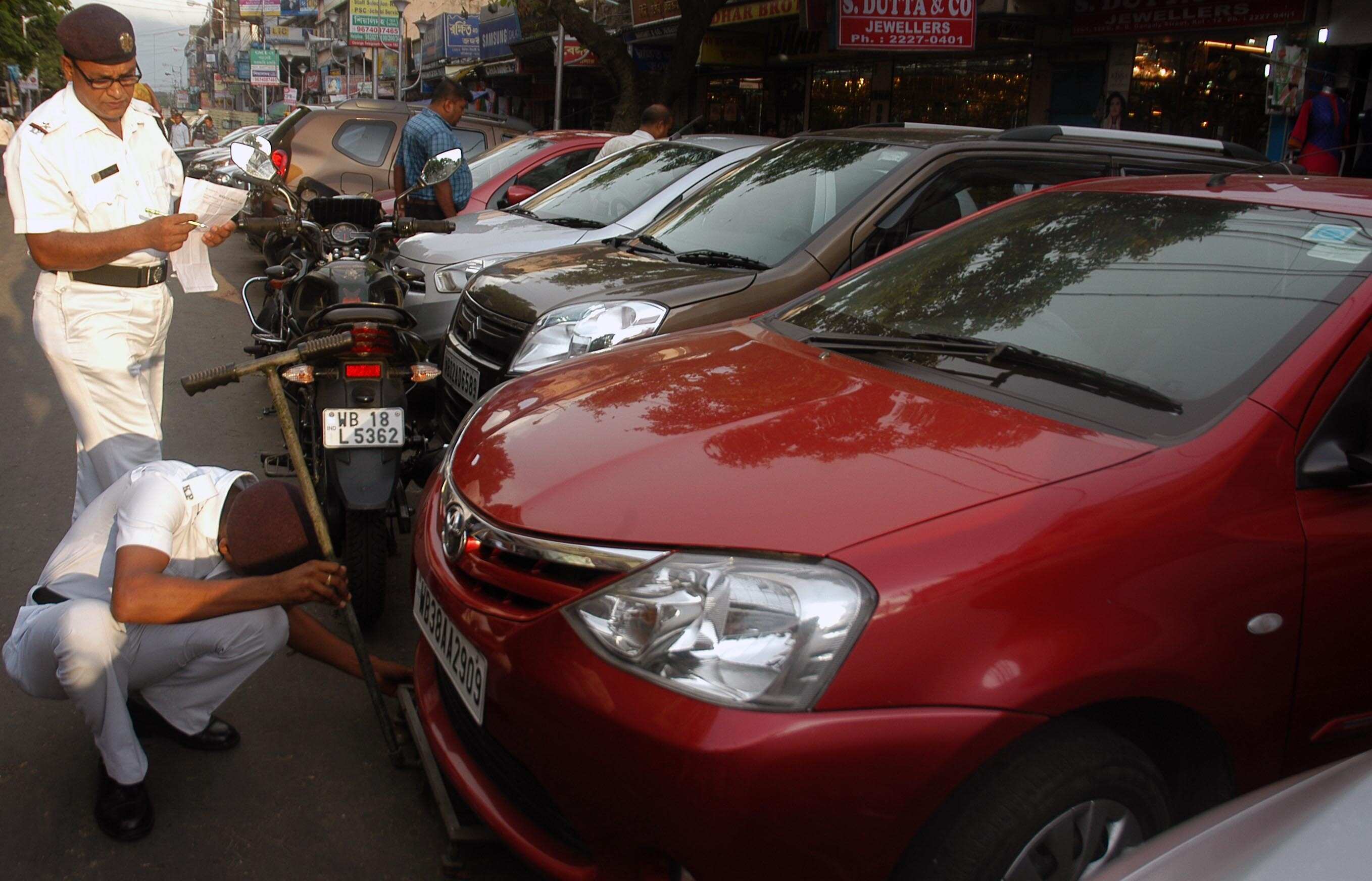 Fitch keeps 'stable' outlook for auto sector on lower costs