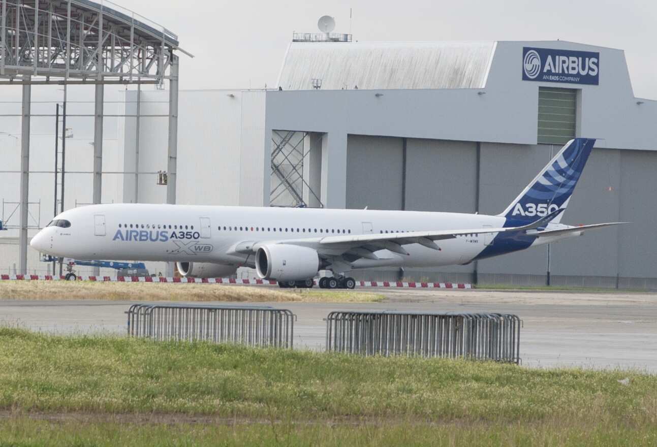 Airbus 12 сентября. A350 first Flight. Самолет на 1000 пассажиров. Su 1000 самолет. Airbos a 350.