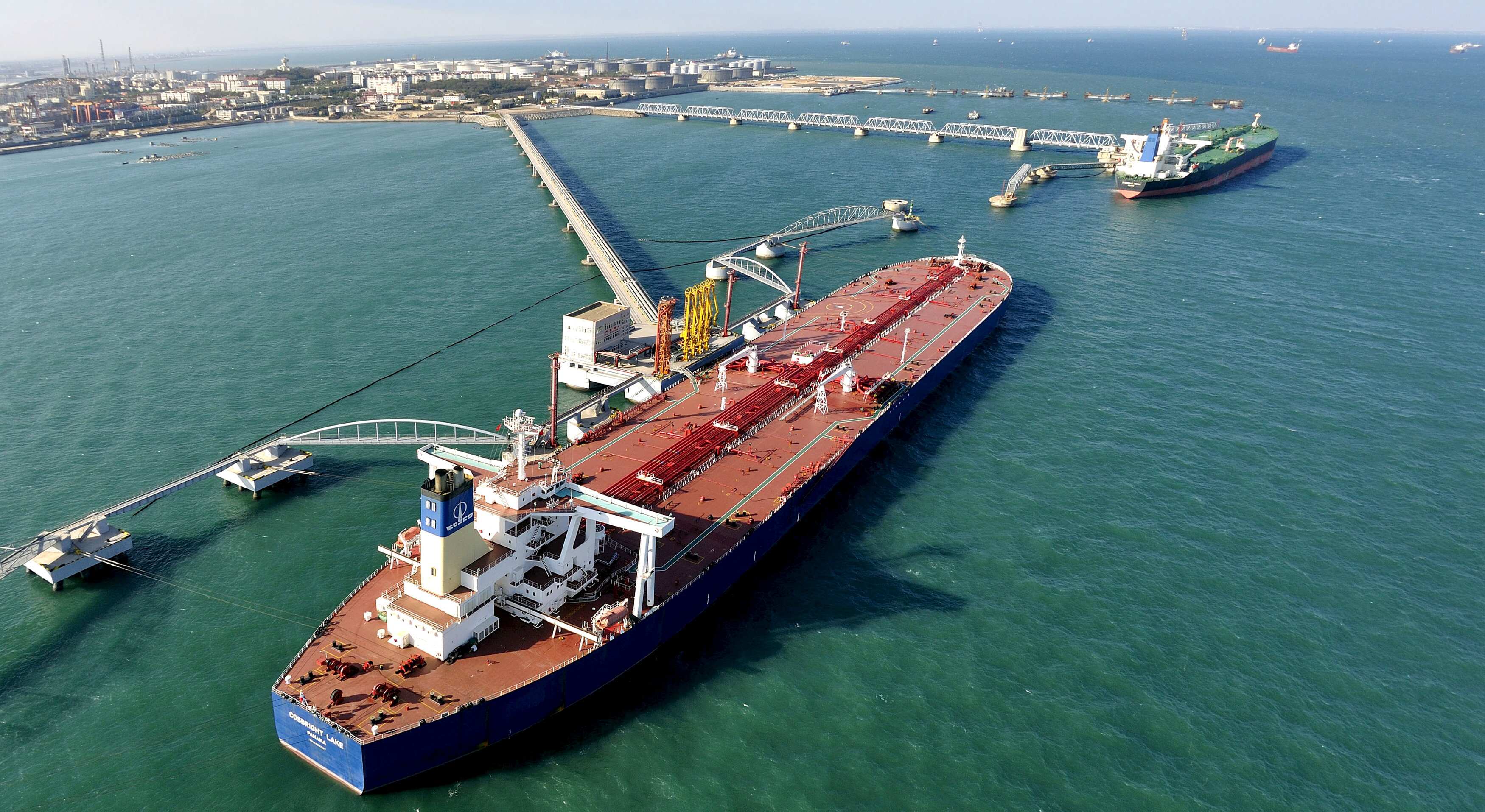 US crude oil settles below $40 per barrel for first time since April 