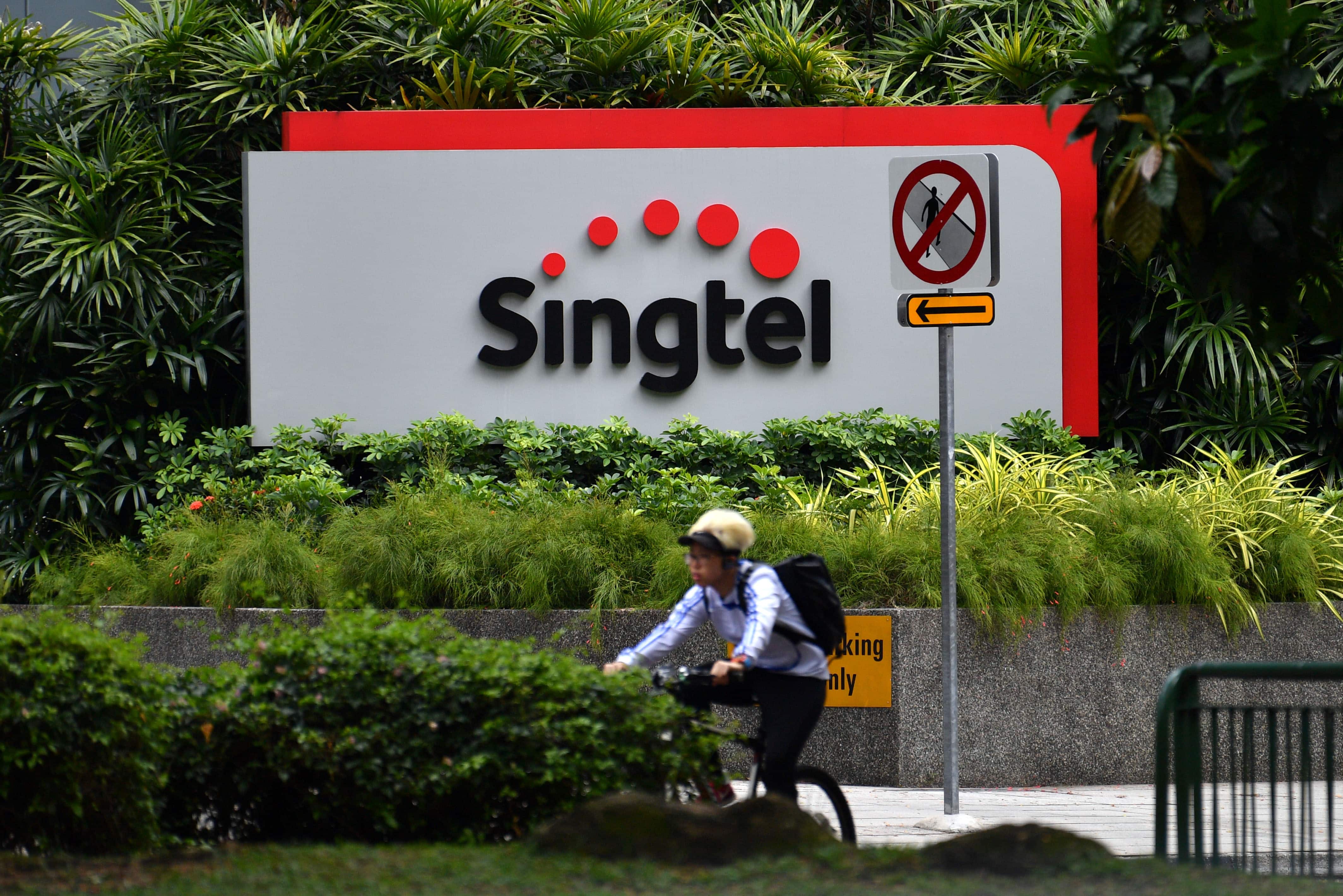 SingTel to invest $ 2.47 billion in Bharti, Intouch