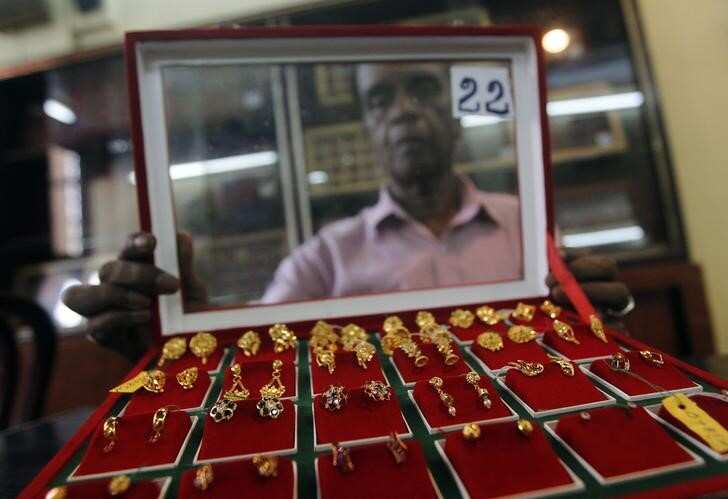 Gold steady as markets await US interest rate hike clues 