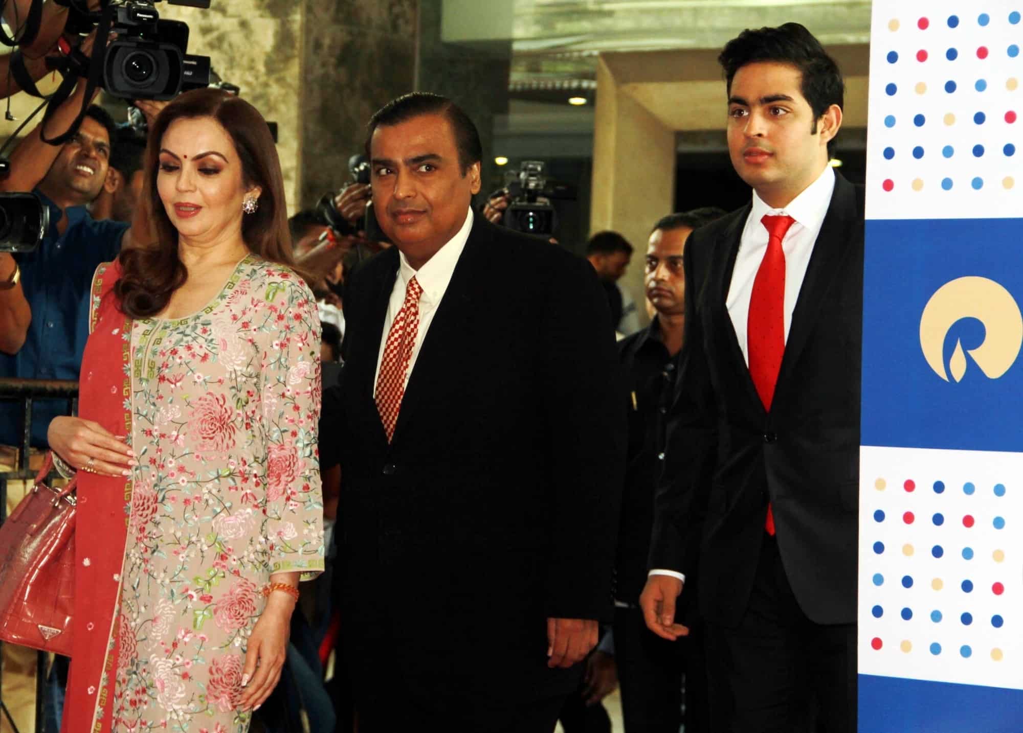 WATCH: Top 5 stories of this night; From Mukesh Ambani unveiling Reliance Jio plans to GM India recalling 22,000 Chevrolet Cruze
