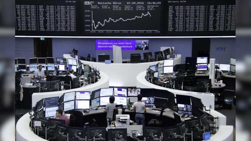 Wall Street weighed down as Apple fails to impress