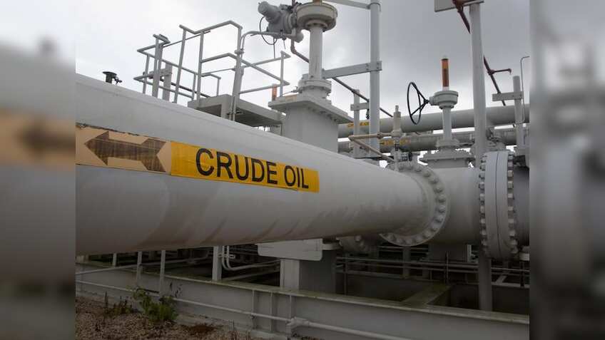 Oil prices fall as U.S. drillers add new rigs, speculators cut long positions