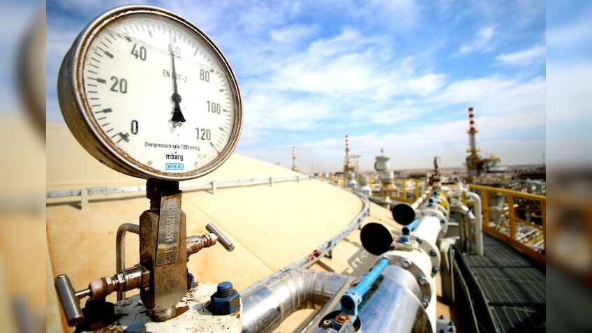 Global oil glut set to last at least until mid-2017: IEA