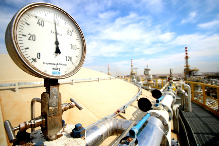 Global oil glut set to last at least until mid-2017: IEA