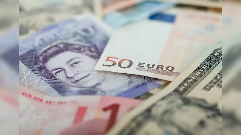India's foreign exchange reserves rise to $370 billion