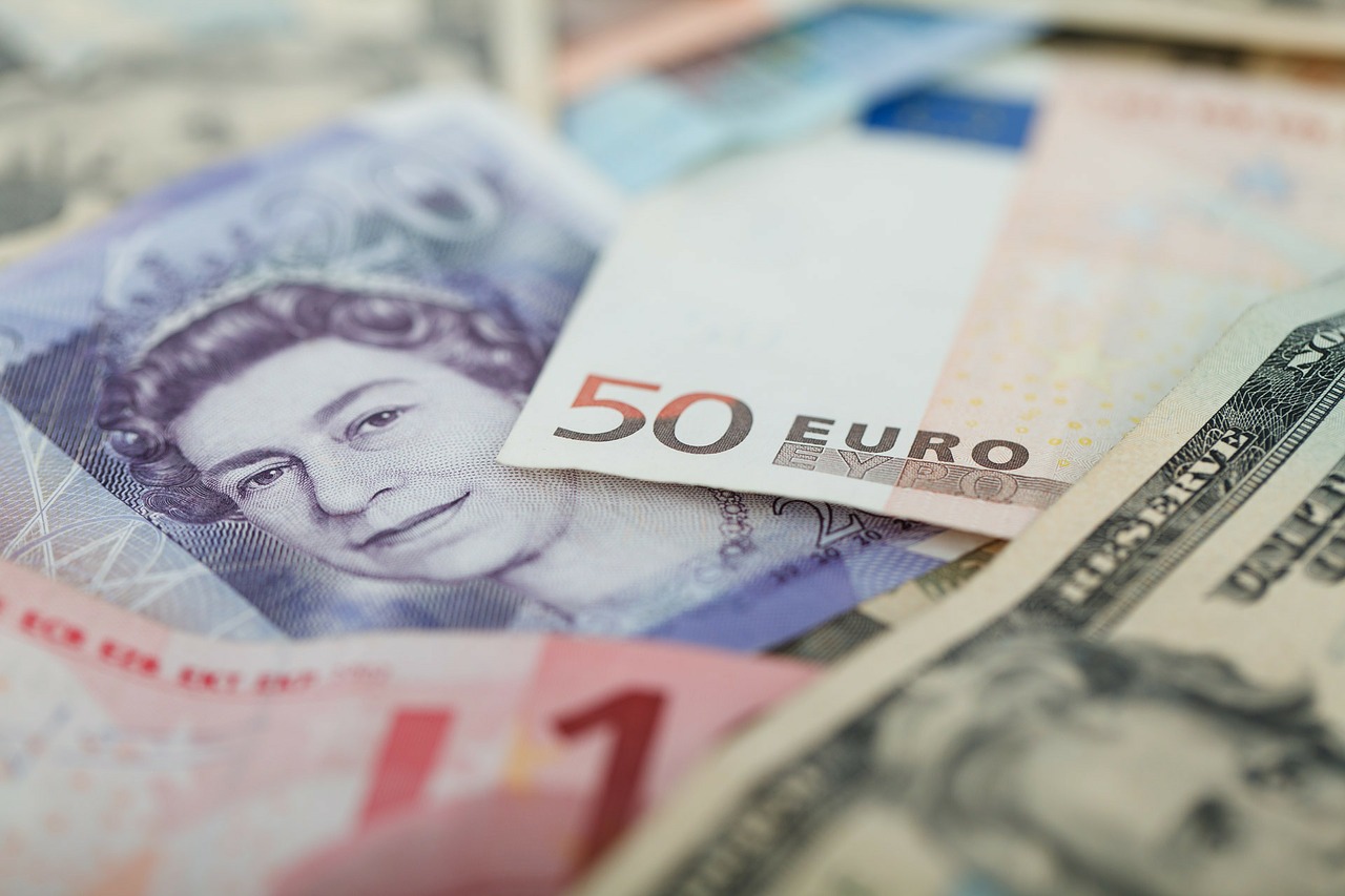 India's foreign exchange reserves rise to $370 billion