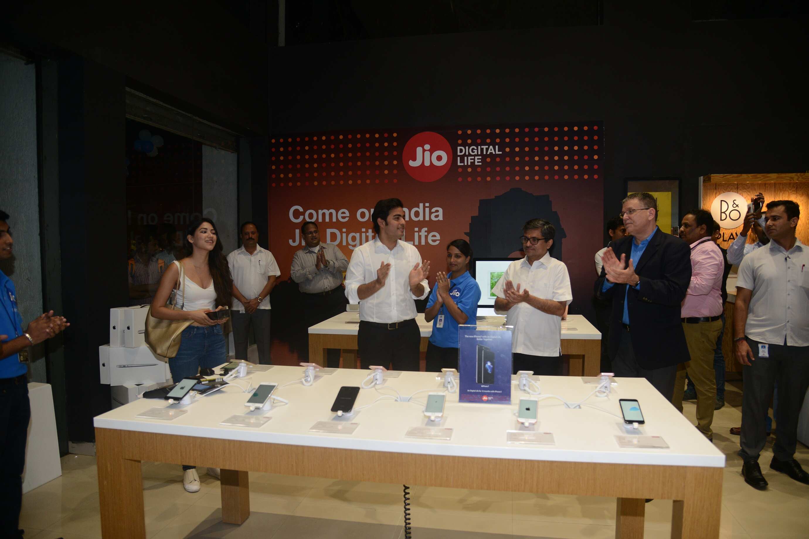 Reliance Jio rolls out special offer with launch of Apple iPhone 7 in India