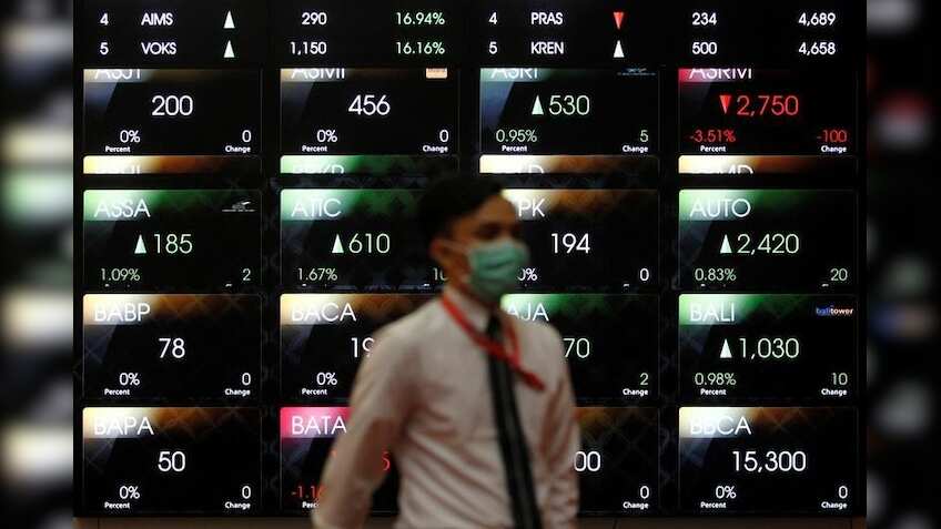 Asian shares mixed, oil jumps on output curb expectations