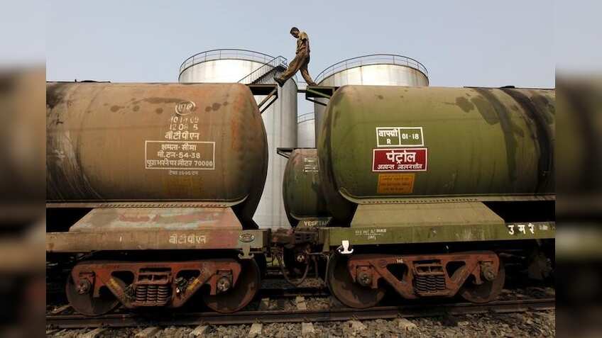 India's Sept Iran oil imports fall 4.1% on Aug, says shipping data 