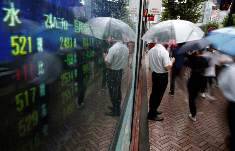 Asian stocks edge higher amid low risk appetite; oil firm
