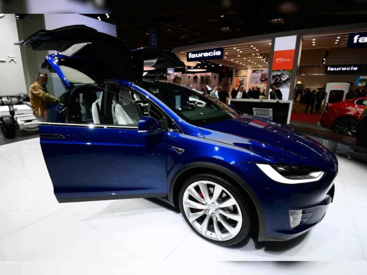 Tesla to build self-driving tech into all cars