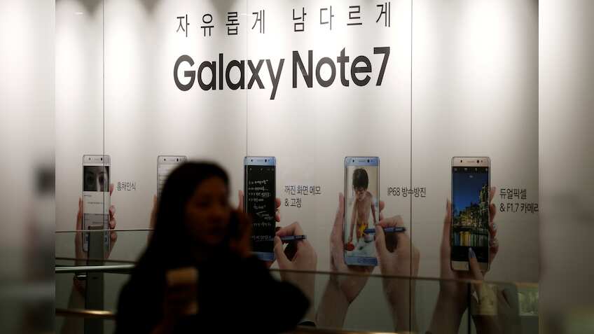 Samsung suffers worst decline in smartphone sales; iPhone 7 struggles