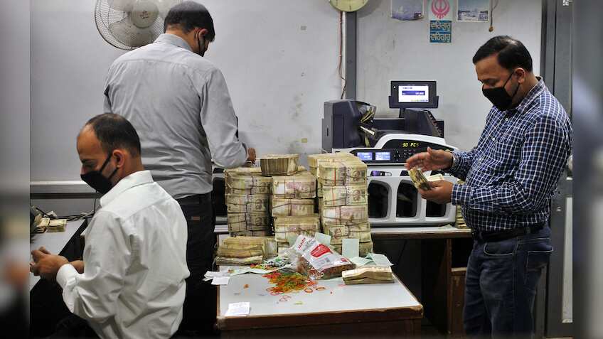 Demonetisation: SBI cash deposits cross Rs 1.2 lakh crore in 7 days