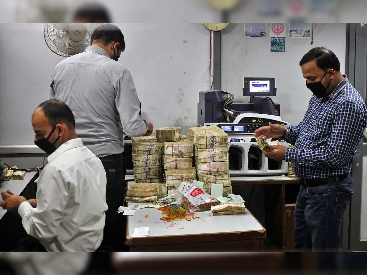 Demonetisation: SBI cash deposits cross Rs 1.2 lakh