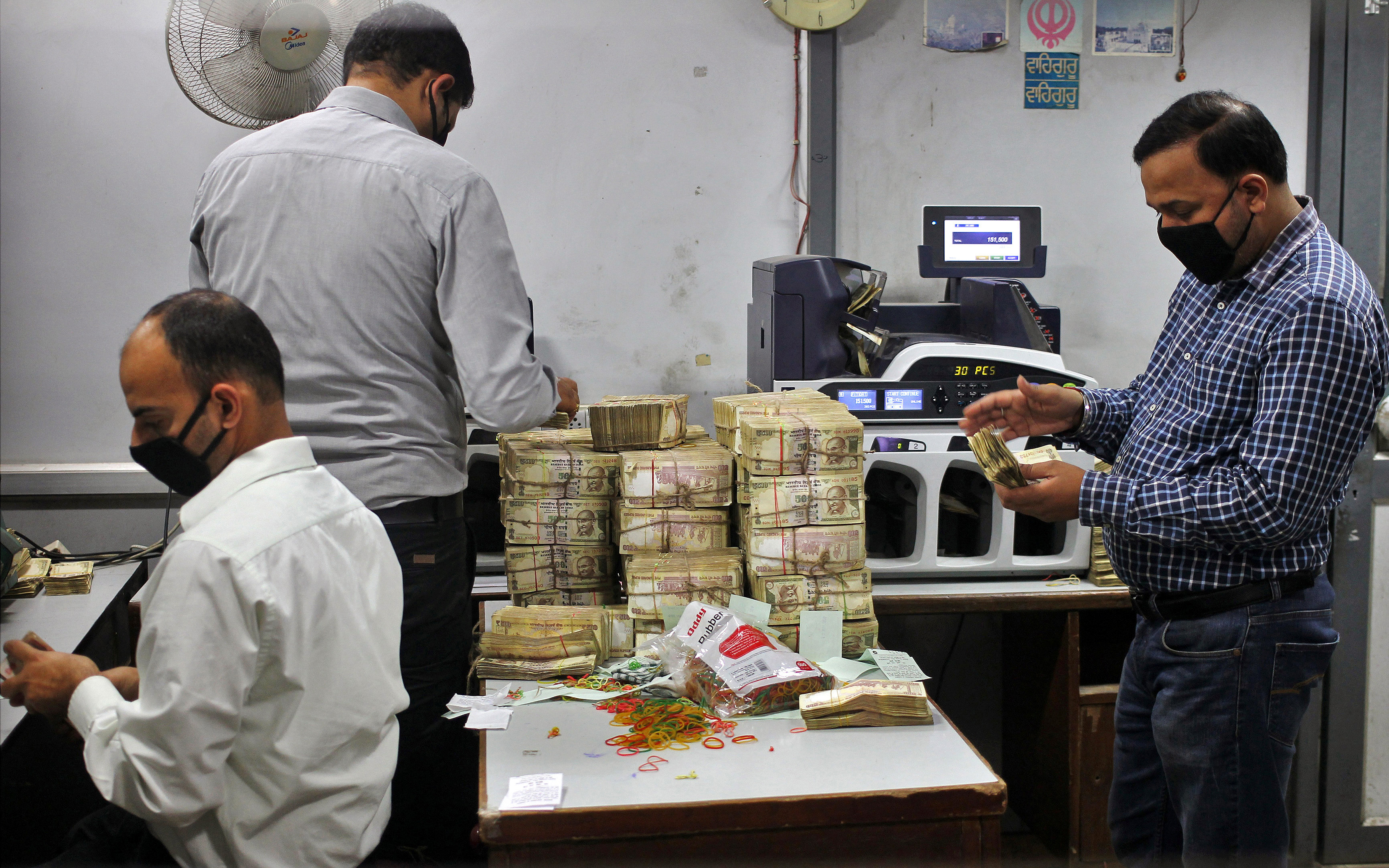 Demonetisation: SBI cash deposits cross Rs 1.2 lakh crore in 7 days