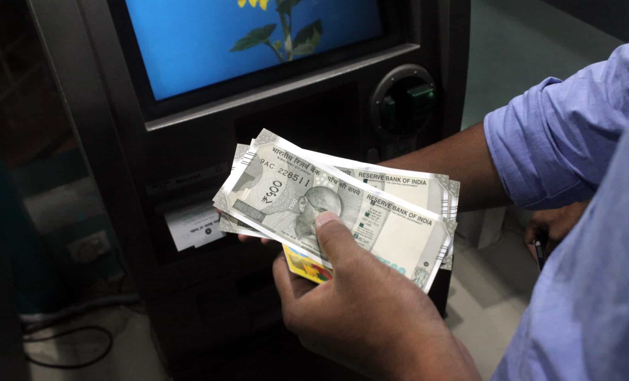 Foreigners can change forex for Indian currency up to Rs 5,000 till Dec 15: RBI
